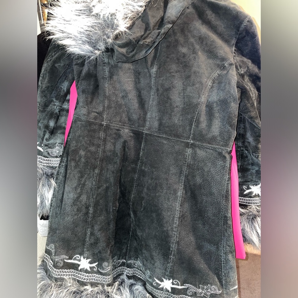 SOLD*** Vintage Taunt Suede Embroidered Coat, Faux Fur, Medium - Picture 4 of 4